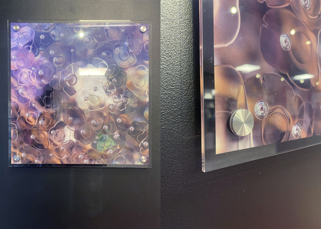 Motiv från utställning i Crimsons Showroom i två vinklar. Motivet föreställer detaljer av is i olika formationer, tryckt på plexiglas.