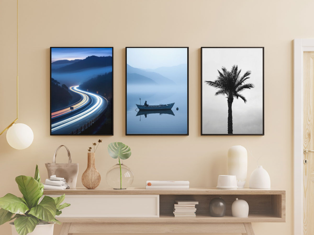 Tre tavlor med fotografiska motiv från Crimsons bildbank, uppsatta på en beige vägg i ett vardagsrum.
