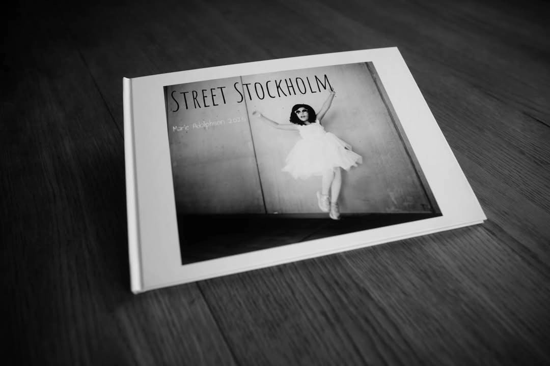 Fotobok från Crimson, med vit framsida med svartvitt fotografi och texten "Street Stockholm".