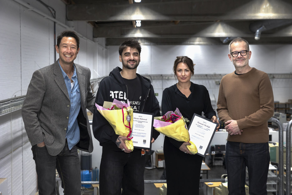 V2026 års Crimson-stipendiater gratuleras i Crimsons lokaler. I bild Mark Isaacson (vd på Crimson) Akram Mahmod, Hannah Modigh och Jonas Berg (SFF:s ordförande).