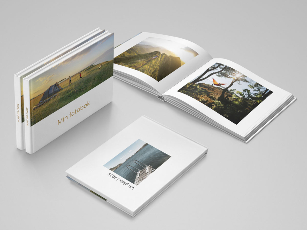 Fotoböcker från Crimson placerade i olika formation mot grå bakgrund.