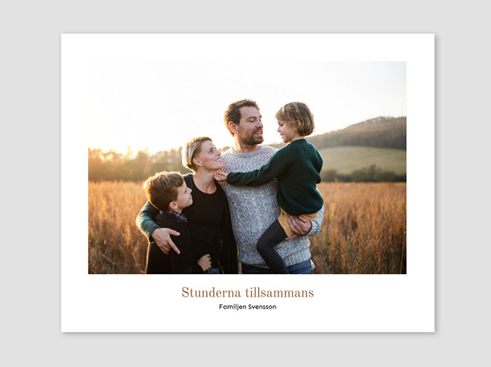 Framkallad fotoposter med text, med familjemotiv.