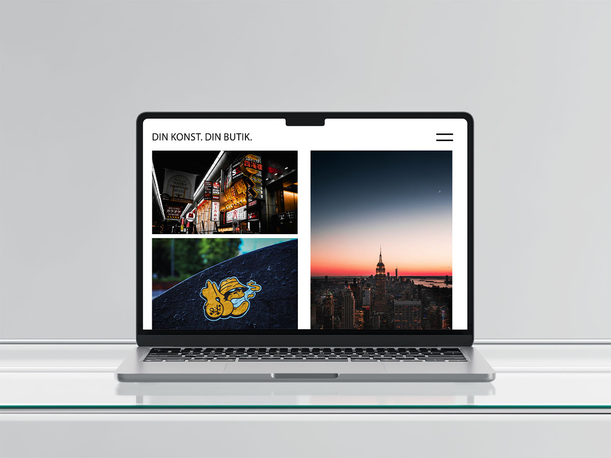 En uppfälld laptop placerad på ett glasbord. Skärmen visar tre fotografiska bilder och rubriken 