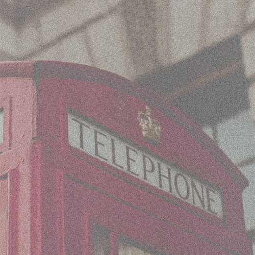 röd telefonkiosk med brus i bilden