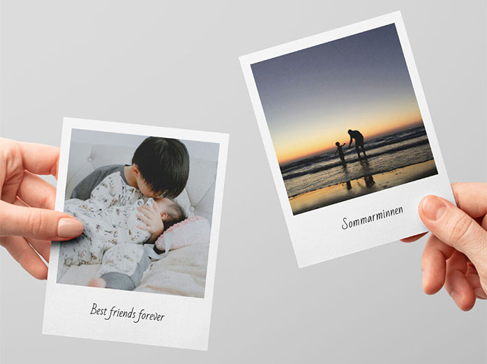 Två händer håller i framkallade retrobilder med kvadratiska bildrutor på vit bakgrund.