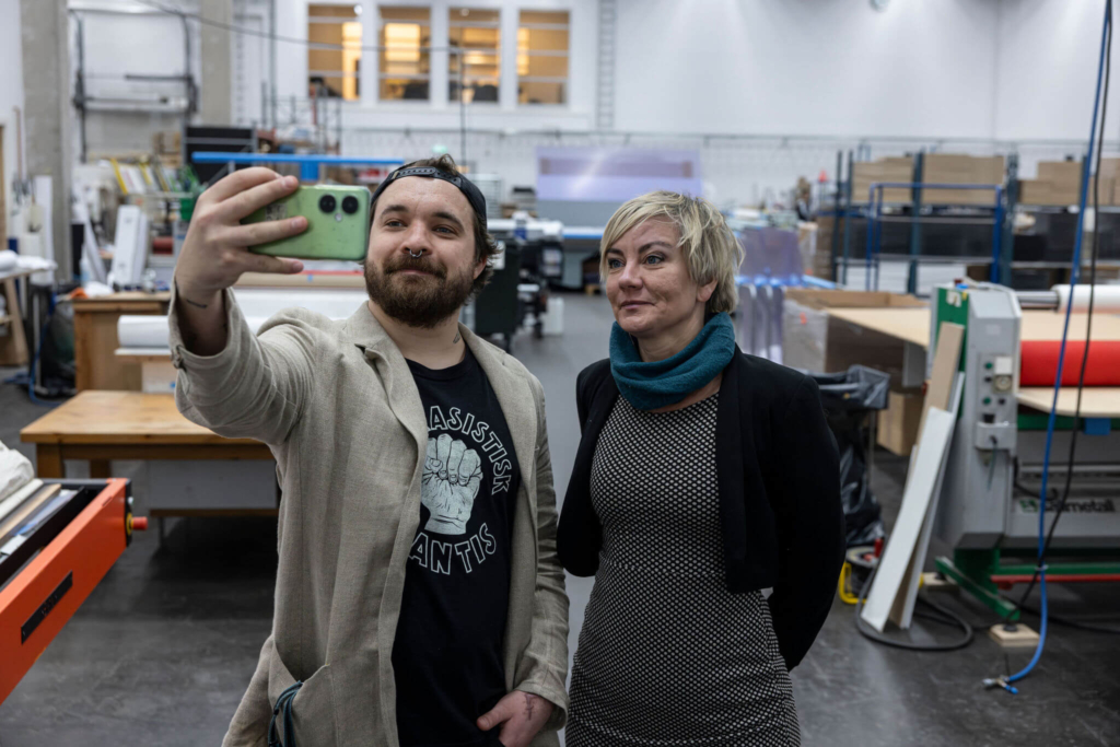 Joar Vestergren och Martina Holmberg tar en selfie i Crimsons produktionslokal.