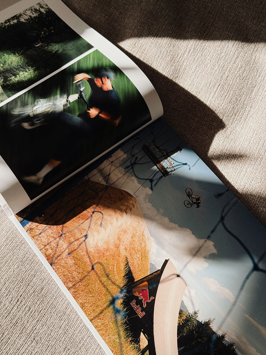 Uppslag ur en fotobok med bilder av cyklister som gör hopp och konster