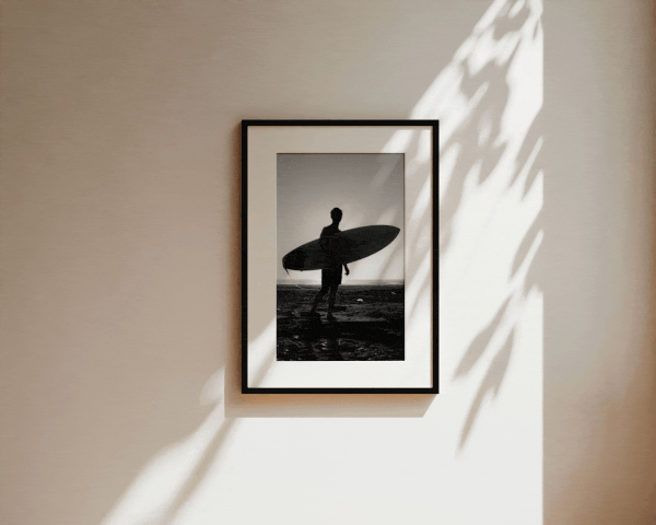 Animerad bild med en inramad poster med passepartout där motivet växlar mellan fotografiska motiv och illustrationer.